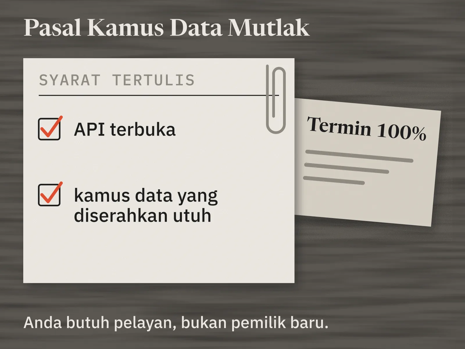 Lembar syarat tertulis dengan dua kotak yang dicentang merah: API terbuka, dan kamus data yang diserahkan utuh. Lembar itu dijepitkan pada slip bertuliskan Termin 100%. Di bawahnya tertulis: Anda butuh pelayan, bukan pemilik baru.